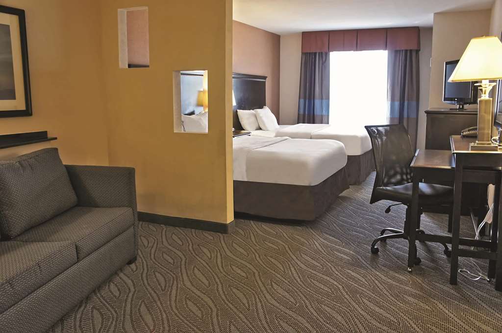 La Quinta Inn & Suites by Wyndham Edmond - photo 15