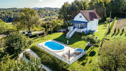 Odisea Hill House Modern Holiday Home with swimming pool sauna jacuzzi WiFi and 2 bedrooms near Varazdin — 4-Star Luxury Hotel in Ivanec, Croatia