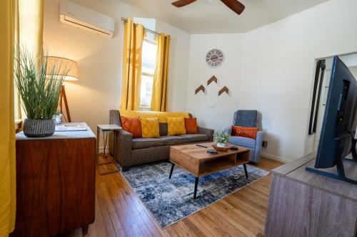 Spring Oasis Tucson 1BR 5 Min to UofA and Fun — 4-Star Luxury Hotel in Tucson, United States