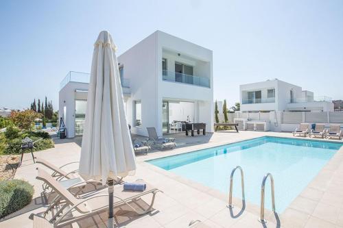 Villa Ochosto Selene Stunning 5 Bedroom Protaras Villa With Private Pool — 4-Star Luxury Hotel in Protaras, Cyprus