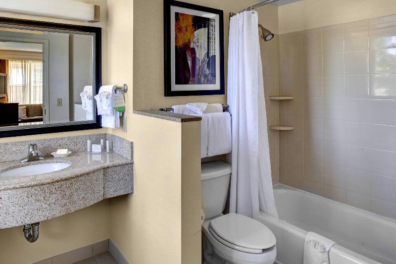 Courtyard by Marriott Kansas City Country Club Plaza - photo 36