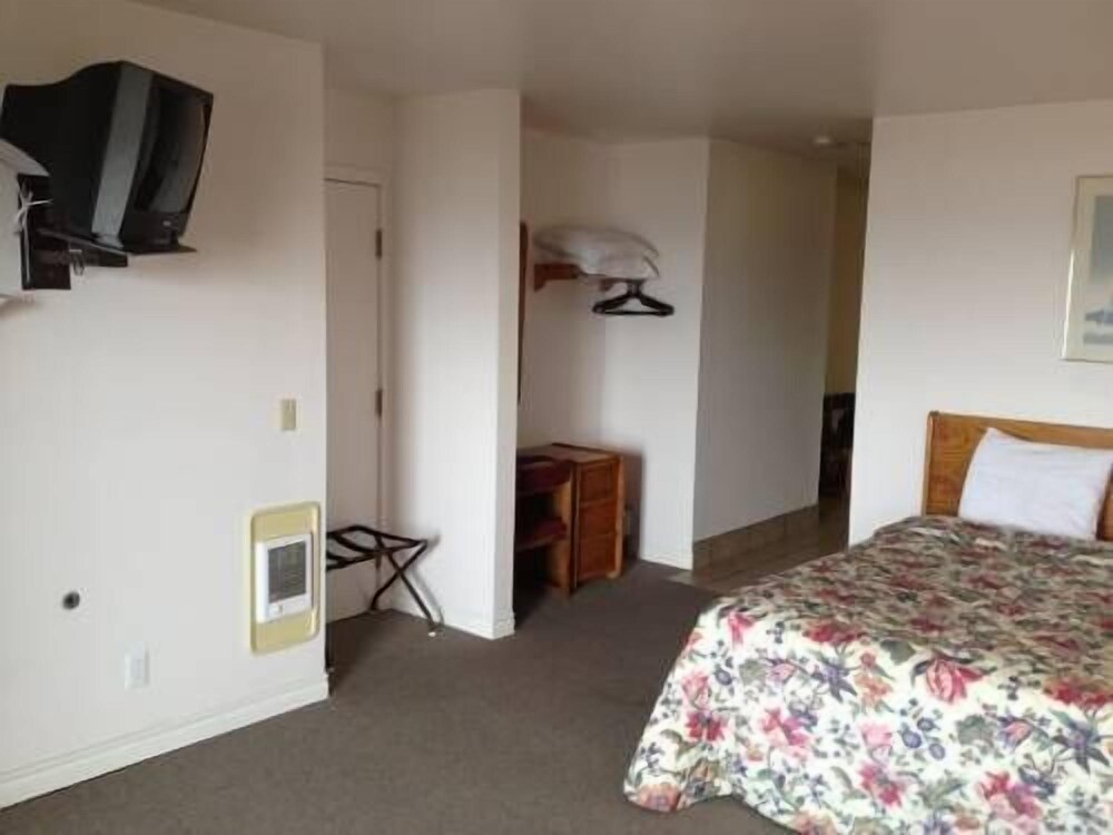 Cozy Cove Beachfront Resort Inn - photo 9