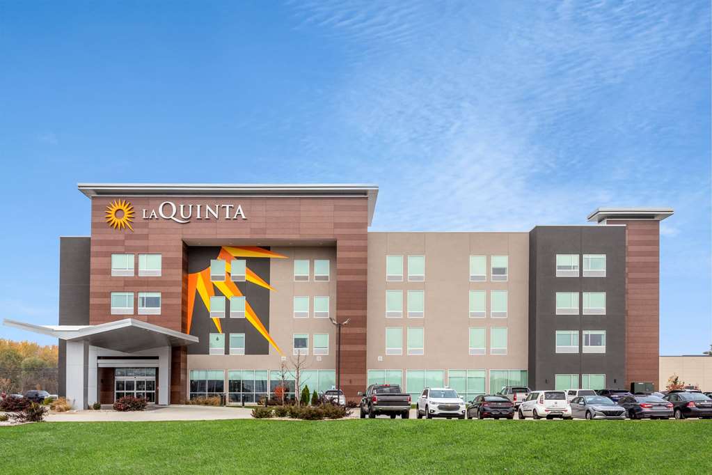 La Quinta Inn & Suites by Wyndham Shorewood - photo 2