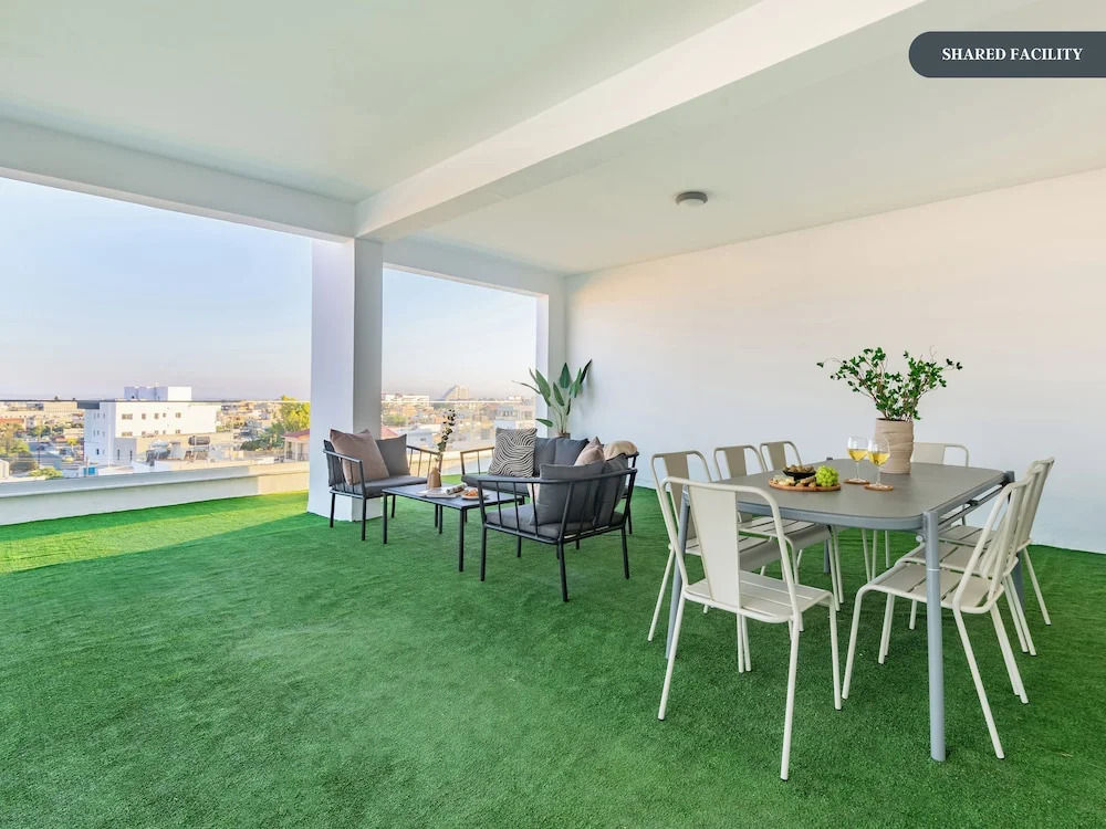 Sanders Cruise Spacious Studio Apt With Balcony