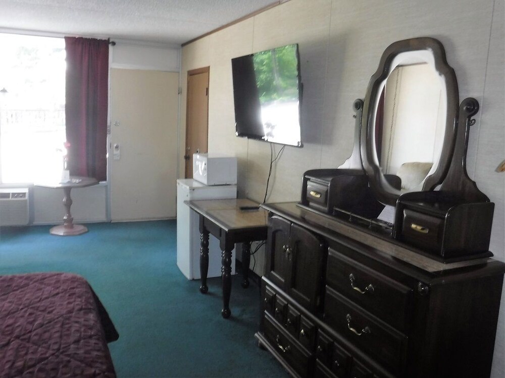 Colonial Mountain Inn - photo 17