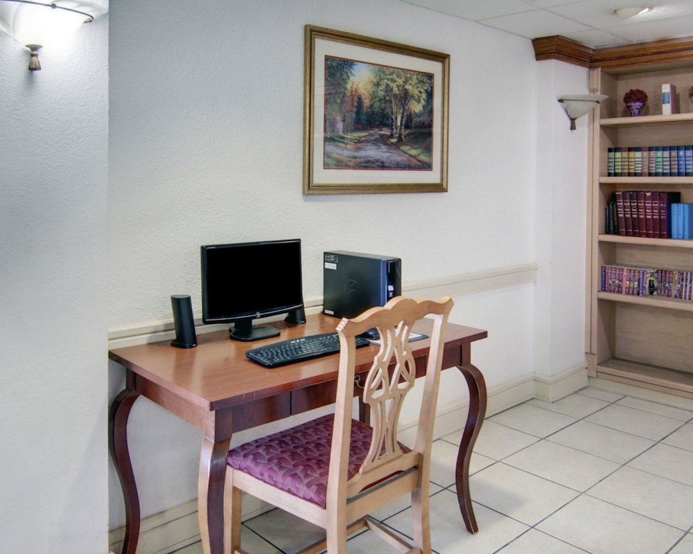 Econo Lodge & Conference Center - photo 36