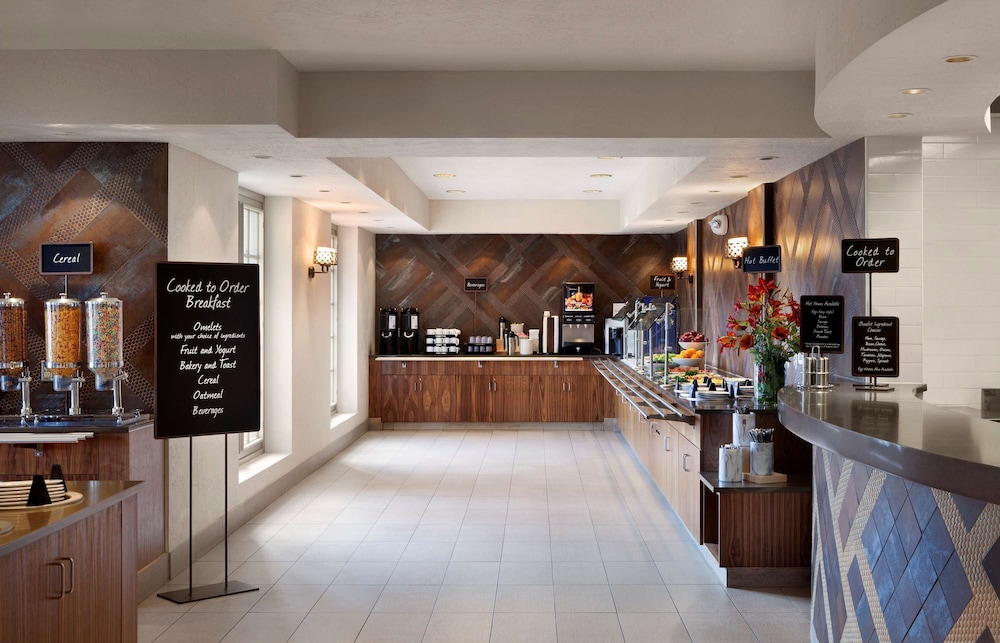 Embassy Suites by Hilton Phoenix Tempe - photo 34
