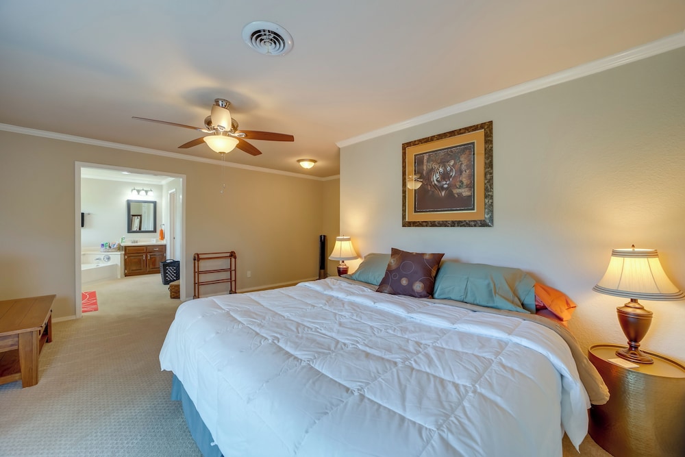 Spacious Arkansas Abode w Balcony & Fire Pit in Fort Smith, United States