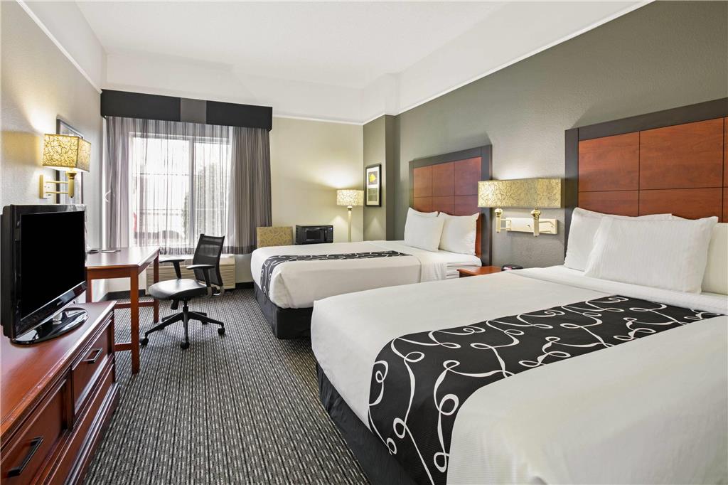 La Quinta Inn & Suites by Wyndham DFW Airport South Irving - photo 13
