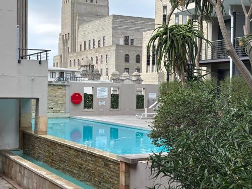 Elegant Oasis in Cape Town CBD Pool Gym & City Views