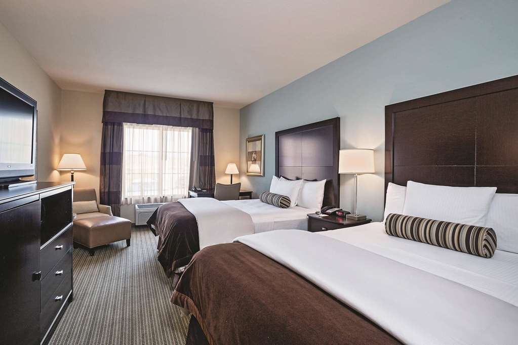 La Quinta Inn & Suites by Wyndham DFW Airport West Euless - photo 18