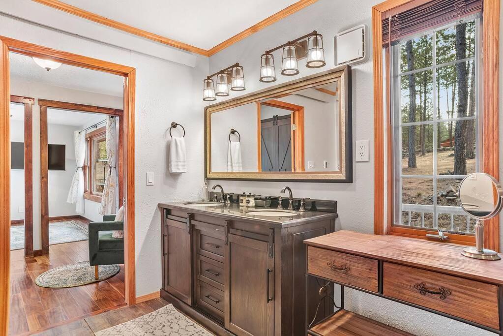 Tatanka Hideaway Hot Tub Pool Table Massive Space in Custer, United States