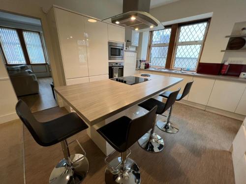 Ashley House Contemporary 4 Bedroom Stay for 13 — 4-Star Luxury Hotel in Inverness, United Kingdom