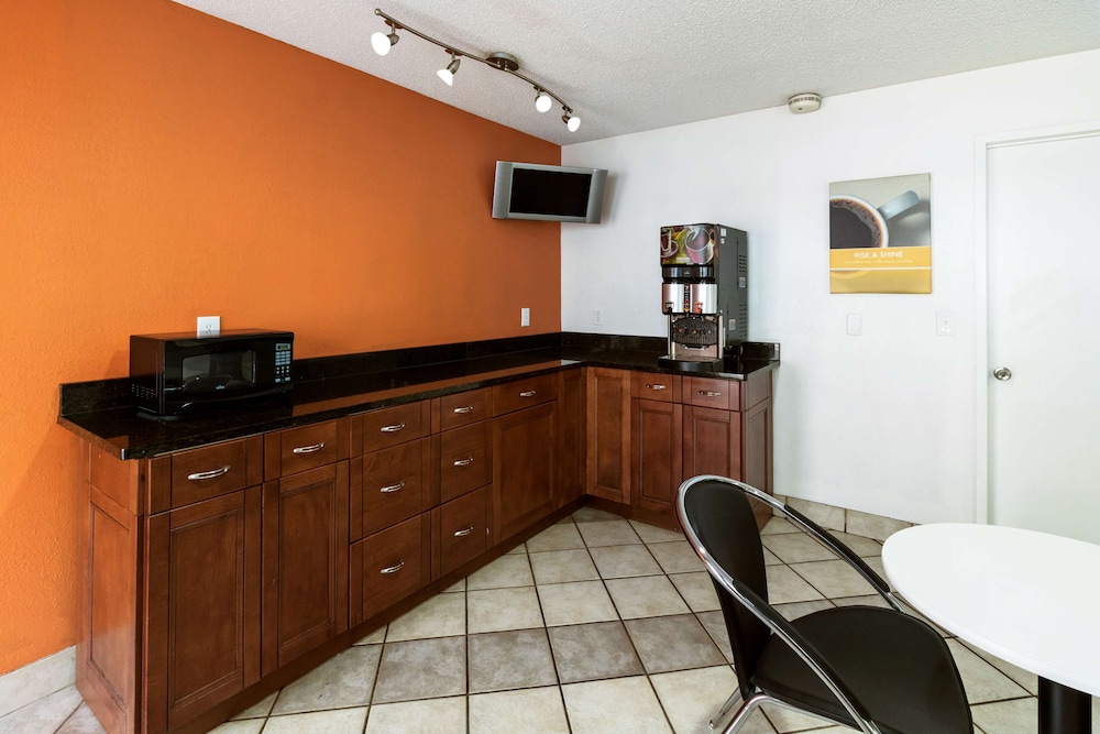 Motel6 Dayton Englewood - photo 17