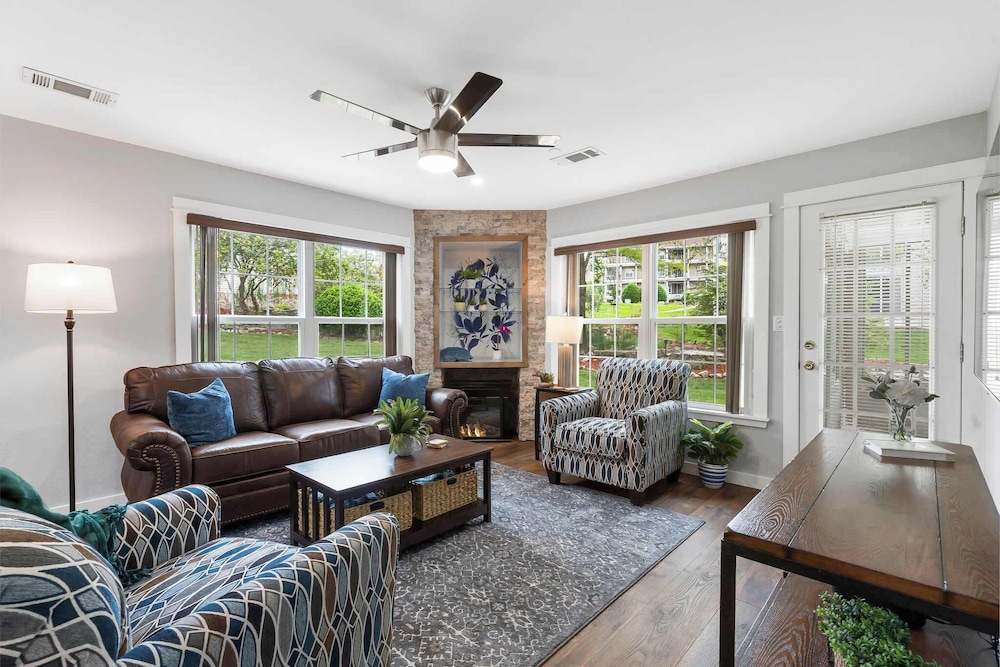 Brookside Getaway Spacious Sunroom - carbon neutral hotel in Branson