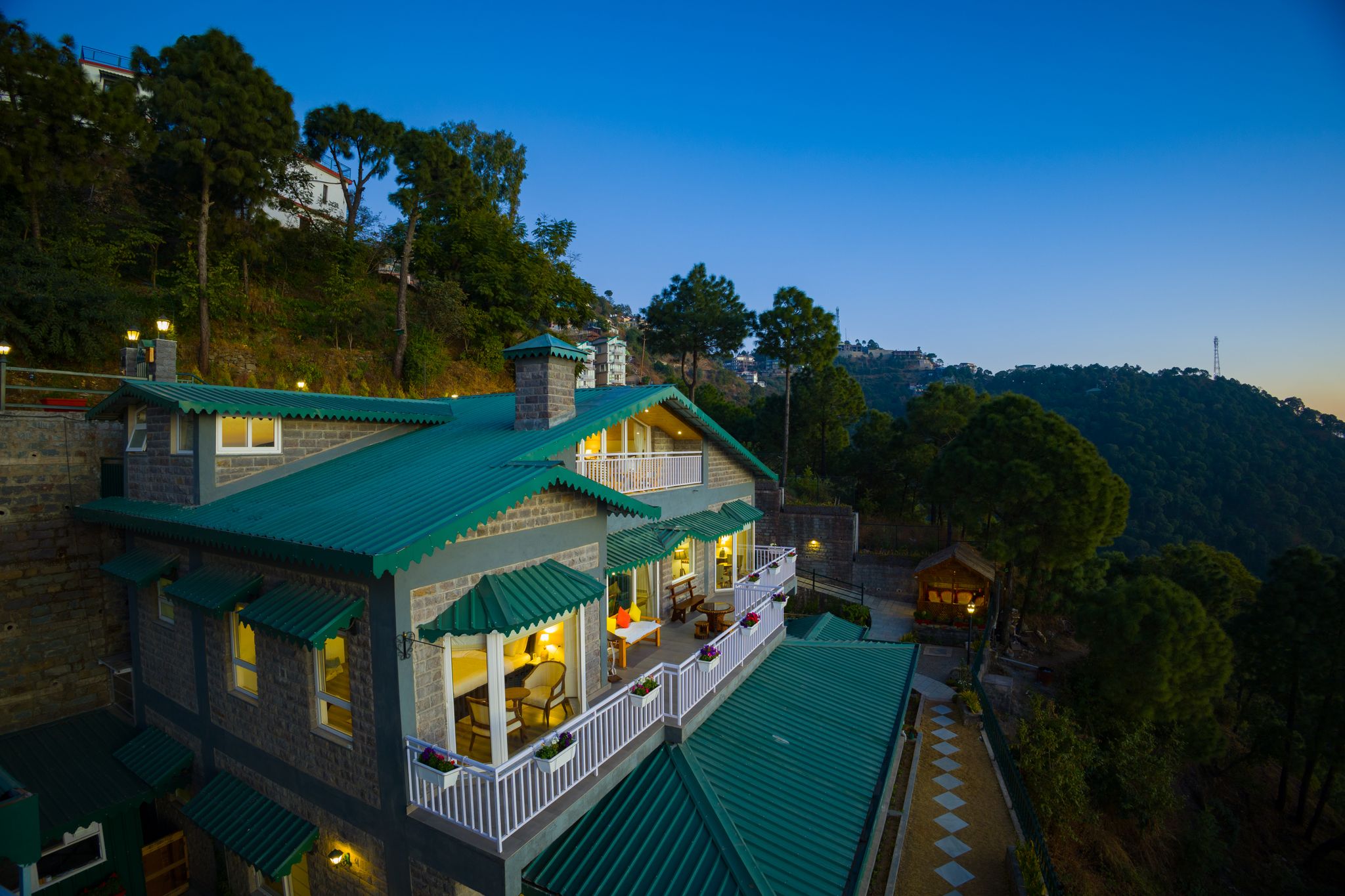 ELIVAAS 3 BHK with Garden & Scenic Views Alpenglow — 5-Star Luxury Hotel in Kasauli, India