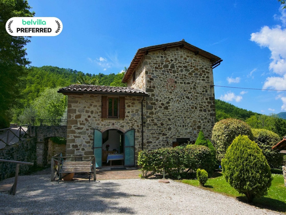 Holiday House with Pool & Large Garden Overlooking Lake near Tuscany — 4-Star Luxury Hotel in Lisciano Niccone, Italy