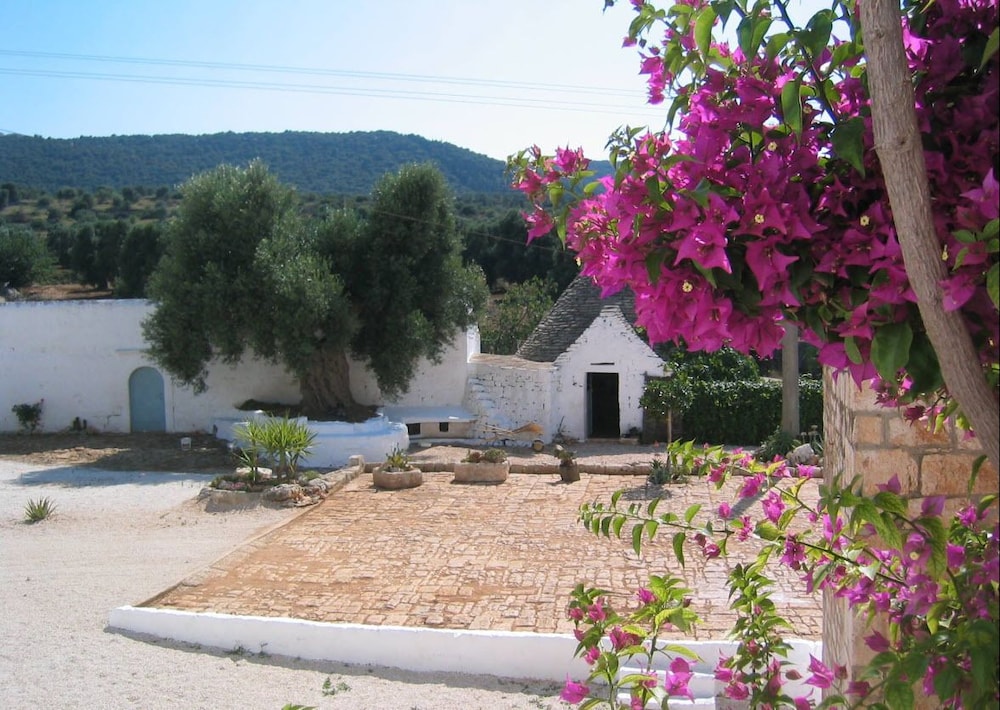 Masseria Mozzone - carbon neutral hotel in Fasano
