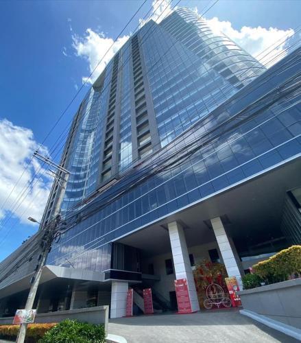 1 BR Suite with 2 Beds & Mountain Views in Aeon Towers beside Abreeza Mall 100MBPS WIFI — 4-Star Luxury Hotel in Davao, Philippines