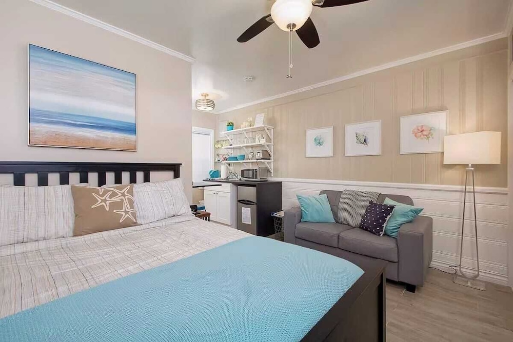 Steps to Newport Harbor Balboa Fun Zone Dock Access Edgewater Studios in Newport Beach, United States