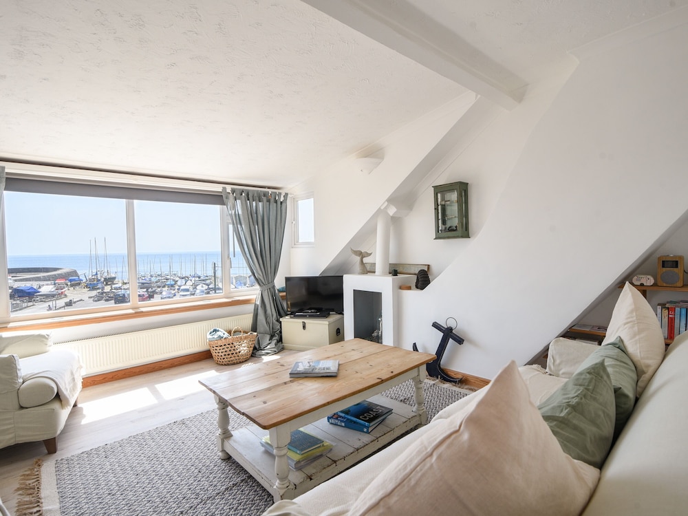 The Penthouse No 5 — 4-Star Luxury Hotel in Lyme Regis, United Kingdom