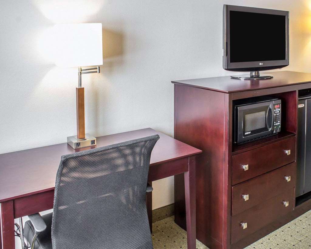Econo Lodge Ames Area - photo 22