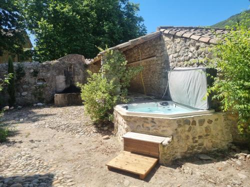 Grand Mas Provencal Avec Jacuzzi in Sisteron, France
