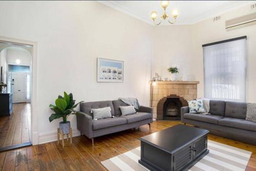 Charming 3 Bed Garden by Beach — hotel in Largs