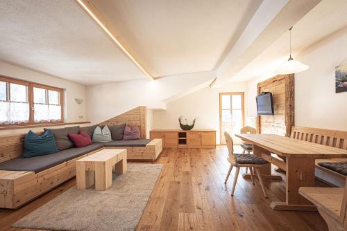 Kofler zw den Wänden Apt Edelweiss — 4-Star Luxury Hotel in Campo Tures, Italy