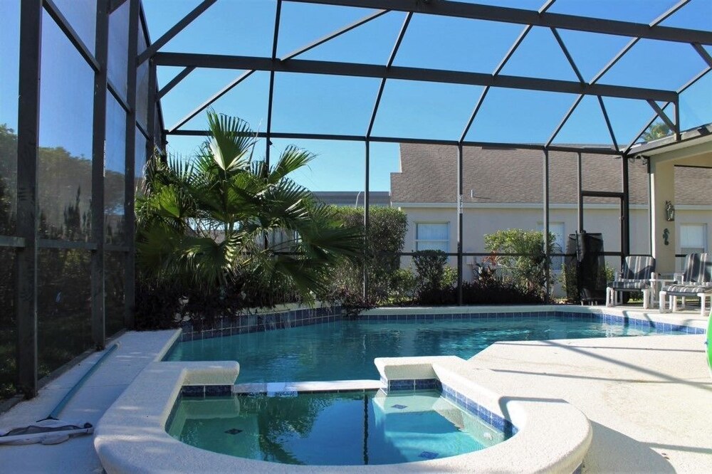 Tuscan Ridge by Homes of America — 4-Star Luxury Hotel in Davenport, United States