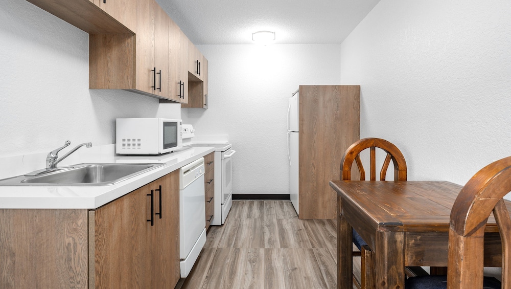 Atria Hotel and RV McGregor - photo 2