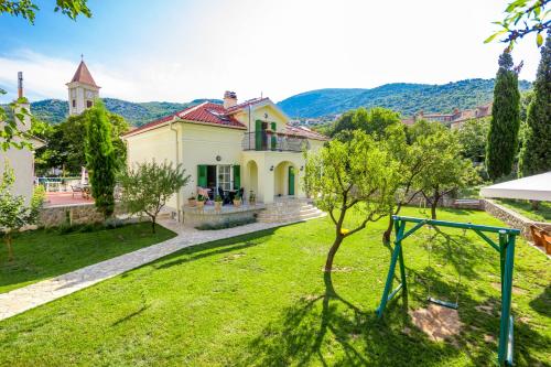 Apartment Barbina Kaštelina — 4-Star Luxury Hotel in Senj, Croatia