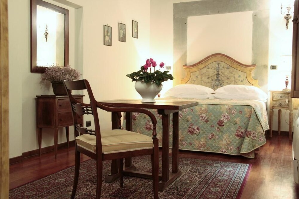 Casa del Vescovo Authentic 1600's apt with Stunning Garden and Rooftop — 4-Star Luxury Hotel in Florence, Italy