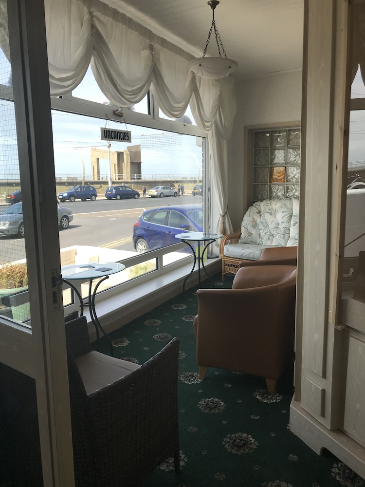 Kingsbury Hotel - last minute hotel in Blackpool