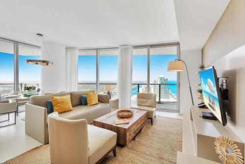 Insane Ocean View Balcony Beachfront Resort Pool — 4-Star Luxury Hotel in Hollywood, United States