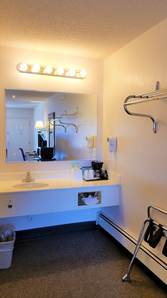 Motel 8 Laramie - photo 16