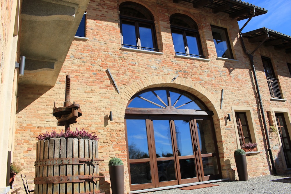 Dimora Cortese — 4-Star Luxury Hotel in Castagnole Delle Lanze, Italy