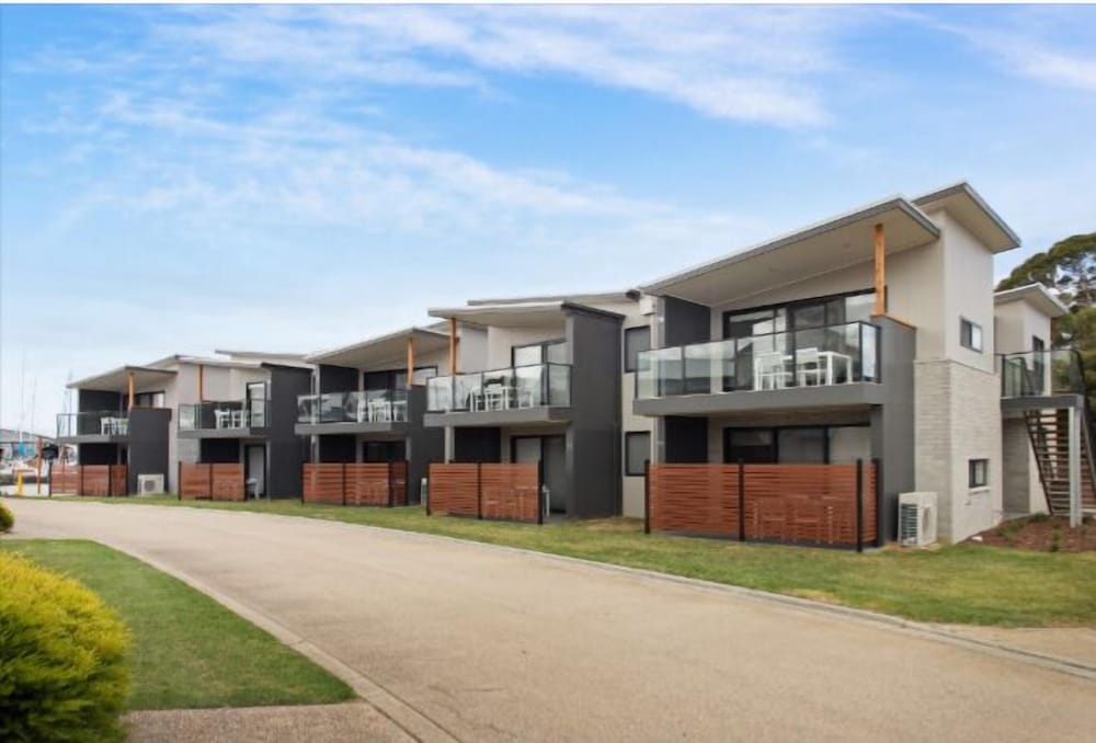 Captains Cove 1st Floor Spa Luxury Apartments Free Netflix — 4-Star Luxury Hotel in Paynesville, Australia