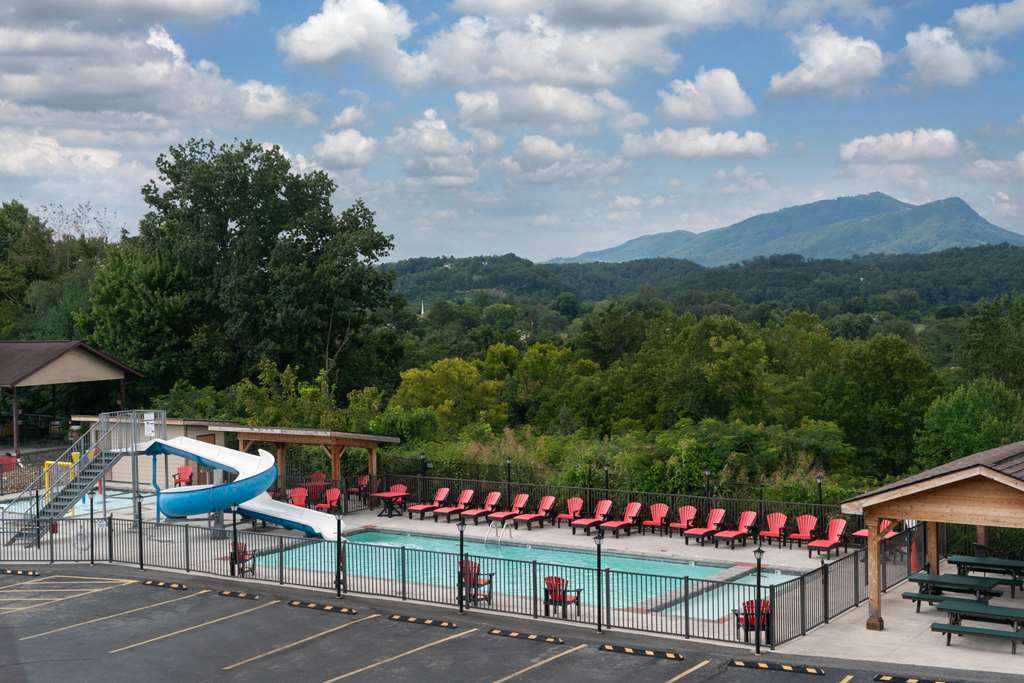 Howard Johnson by Wyndham Pigeon Forge - photo 11