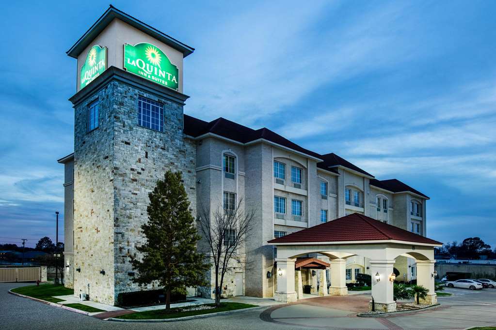 La Quinta Inn & Suites by Wyndham DFW Airport West Euless - photo 4