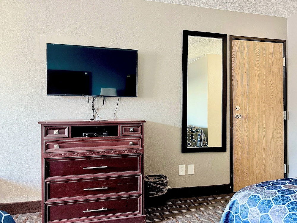 Economy Inn & Suites Cedar Rapids - photo 21
