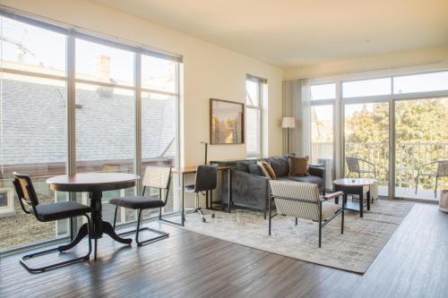 East Side Luxury 1BR Apt Near Brady and Fiserv with Balcony — 4-Star Luxury Hotel in Milwaukee, United States
