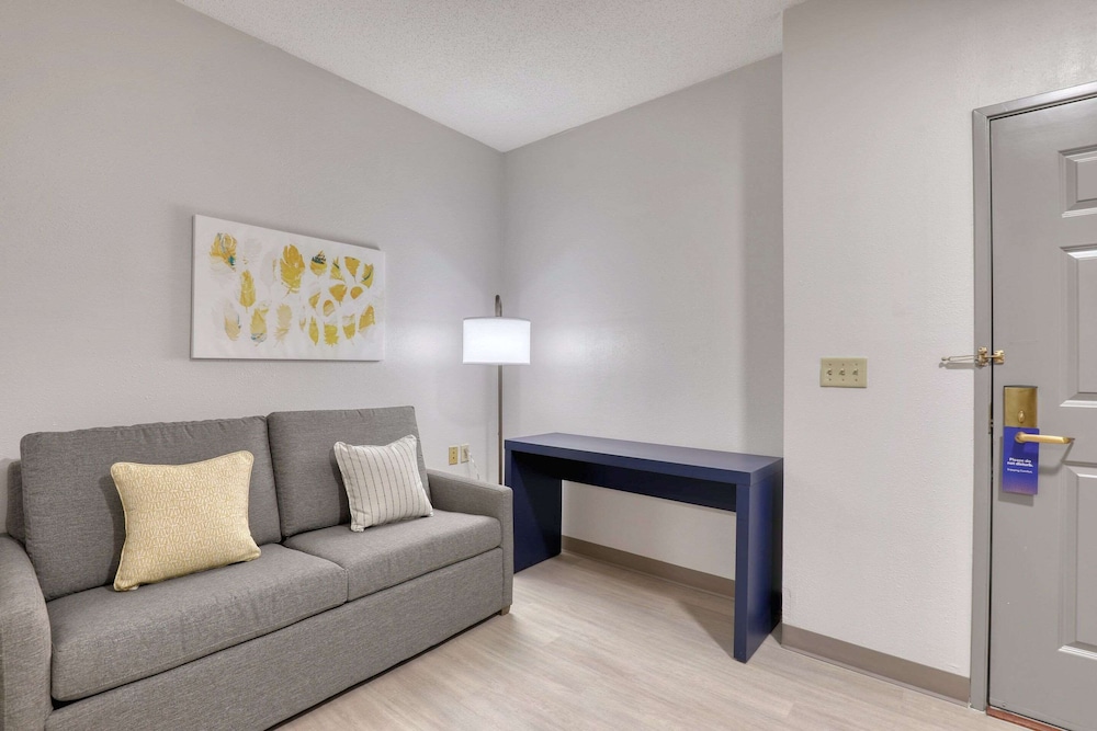 Comfort Suites Milwaukee Airport - photo 17
