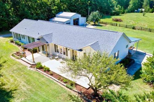Sovereign Cottage Farm Land Hot Tub Outdoor Area — 4-Star Luxury Hotel in Fuquay-Varina, United States