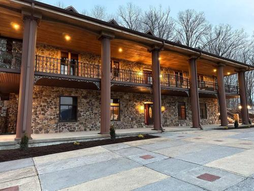5 Bedroom Estate near Casino and downtown — 4-Star Luxury Hotel in Bristol, United States