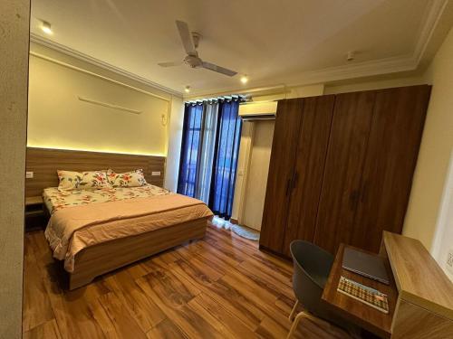 Cozy Bachelor’s Loft in Gurgaon with Sunset Balcony