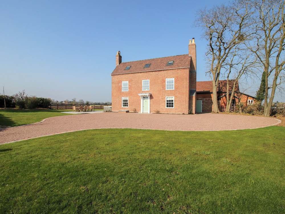 Daniels Farmhouse — 4-Star Luxury Hotel in Worcester, United Kingdom