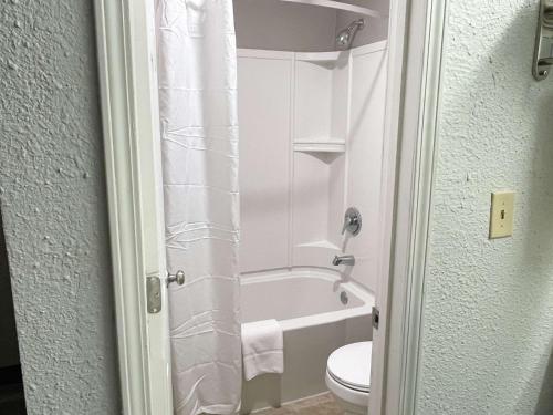 Super 8 by Wyndham West Columbia Airport - photo 19