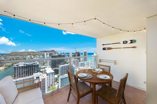 42FL Renovated Gem with Iconic Ocean & Diamond Head Views — 4-Star Luxury Hotel in Honolulu, United States