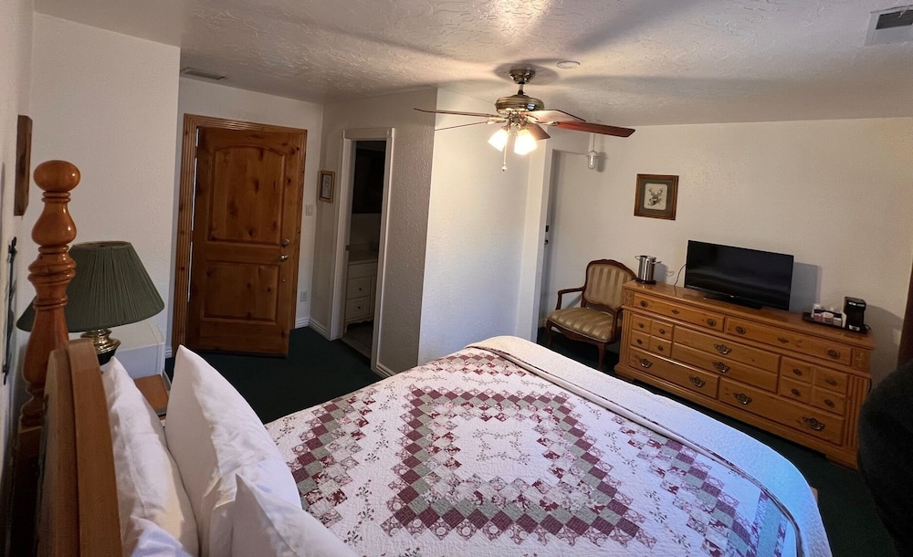 The Snuggle Inn - photo 27
